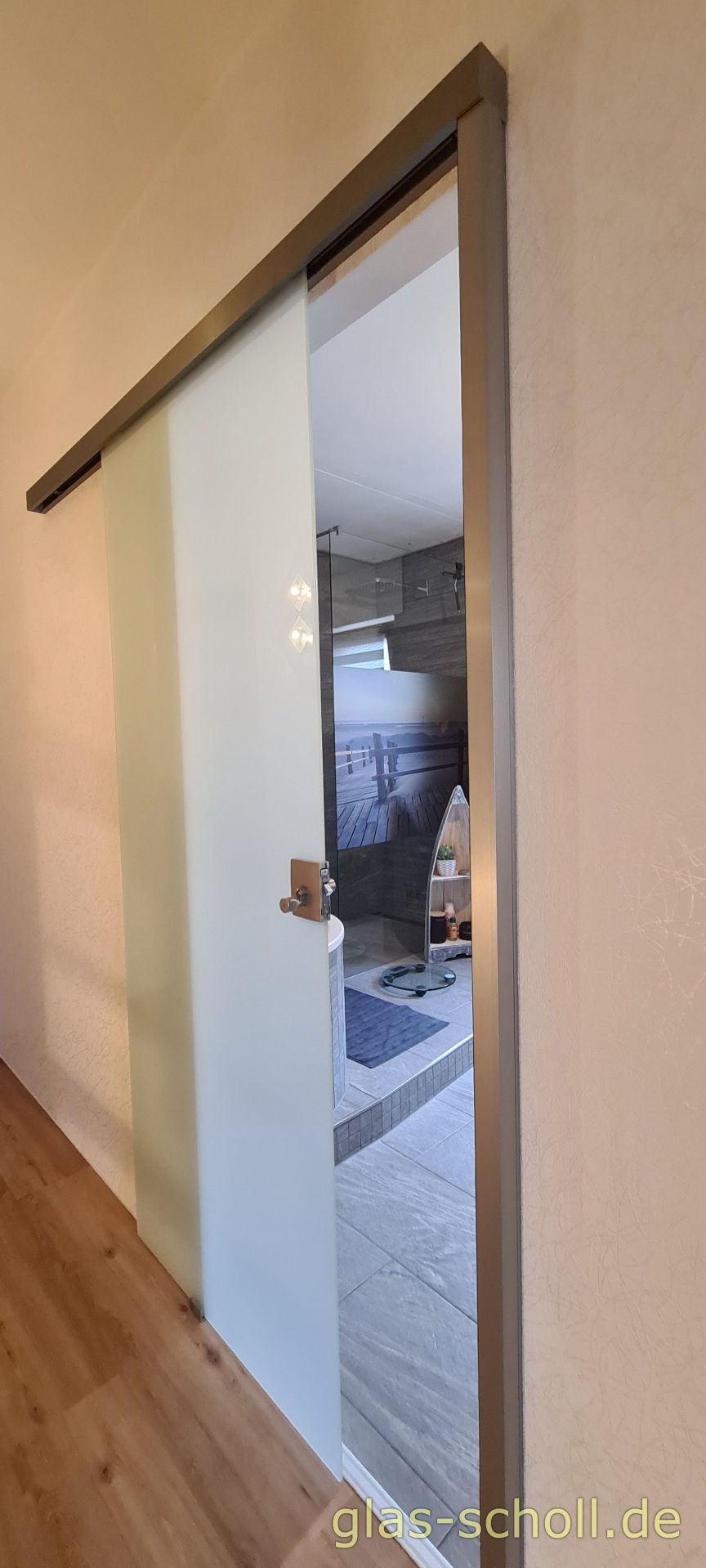 mechanisch verschließbare Schiebetür vor WC- oder Badezimmerbereich von www.glas-scholl.de